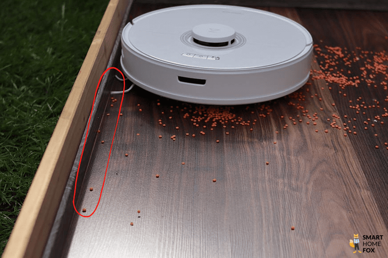 Roborock Q7 Max убирает вдоль кромки